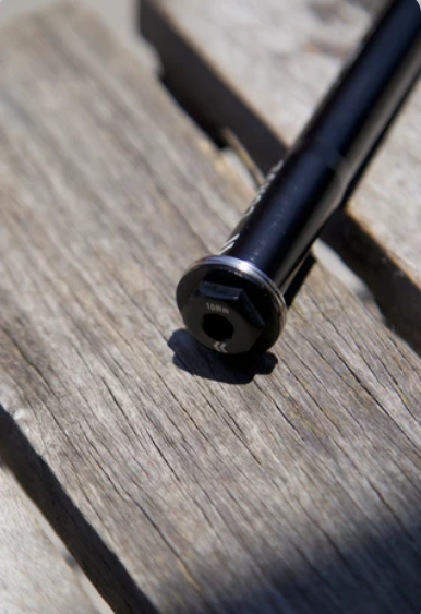 Curve Relaxle (special thru-axle with rack mount)