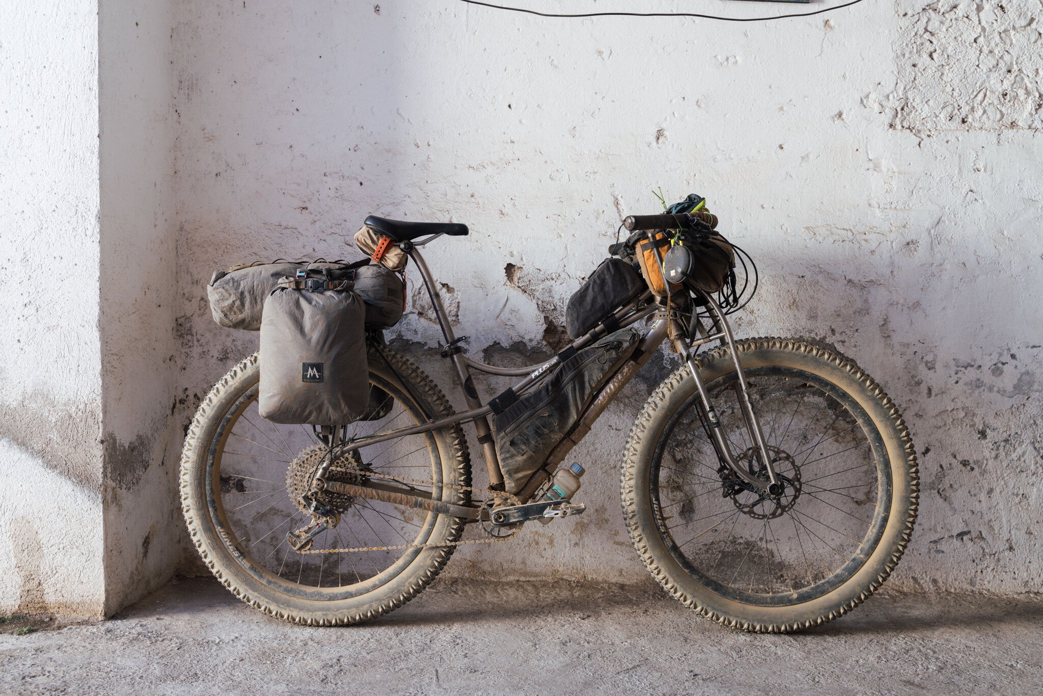 Duro Crux 27.5 x 3.25 TYRE, Kevlar Bead (Folding),  Black skin wall 60tpi