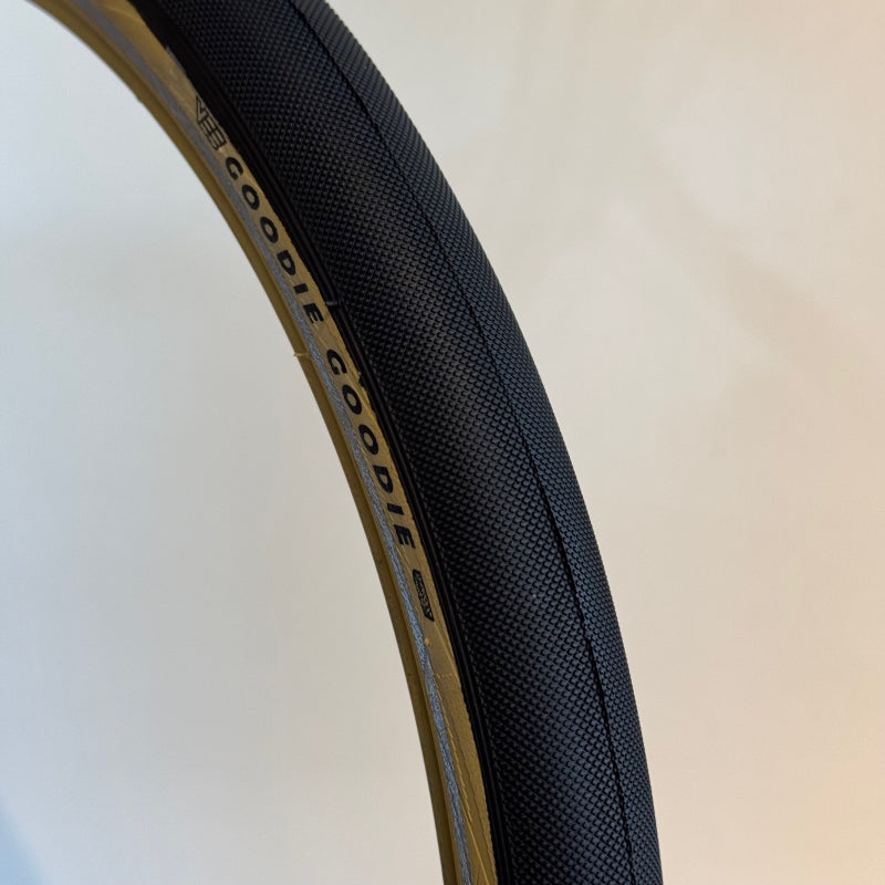 VEE TIRE CO Goodie Goodie – Pneumatico Bici Pieghevole 16 Pollici Per Brompton, Dahon, Tern – Fianco Nero O Beige – 16x1.35 / 16x1 3/8